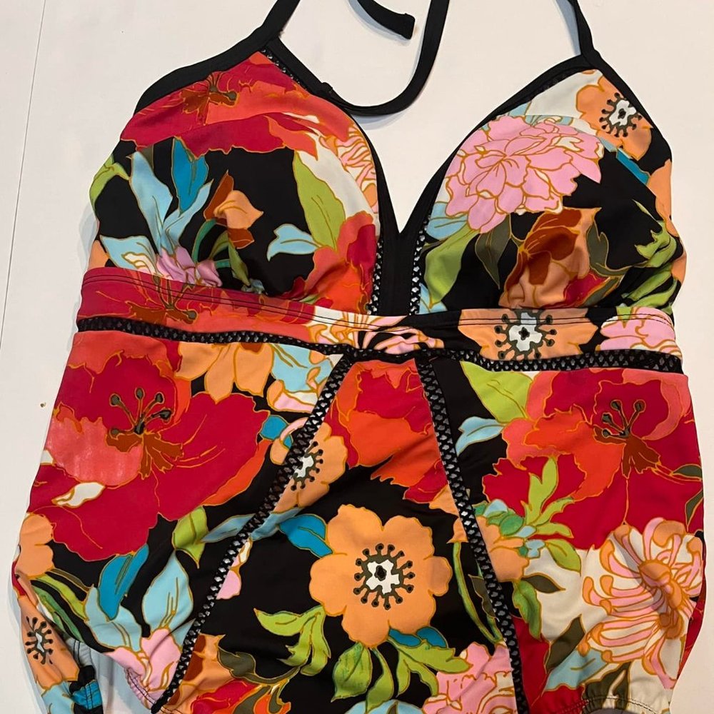TIME TRU- swimsuit 1X (16W-18W)  in great condition..